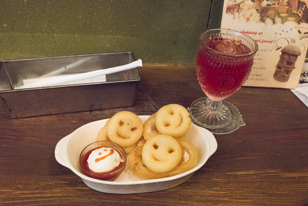 猫カフェ・てまりのおうちのポテトとベリージンジャエール